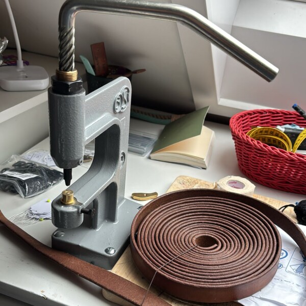 Werkstattfoto Lochpresse und Lederrolle