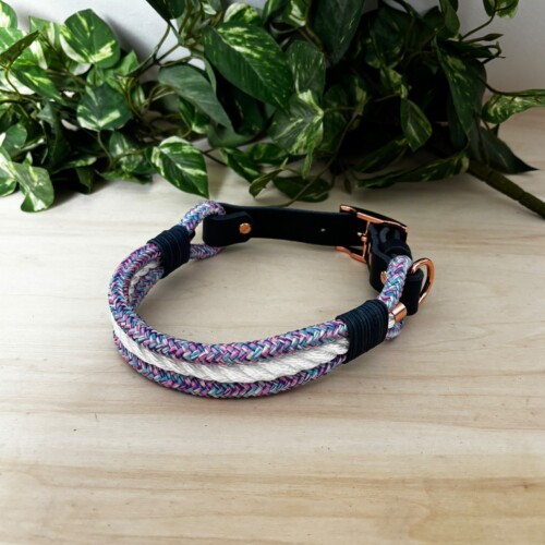 Hundehalsband aus Lila - blau - weißem Tau und dunkelblauem Fettleder