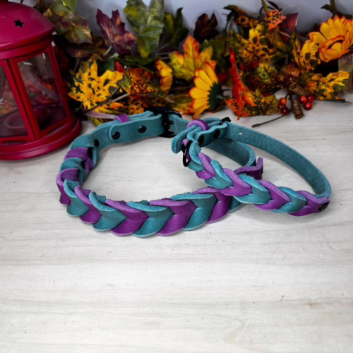 Geflochtenes Fettlederhalsband aus in Petrol und Beere 1 Zwei geflochtene Hundehalsbänder aus Fettleder in Petrol und Beere, 15 mm und 25 mm, Ruhrpawt Manufaktur Essen