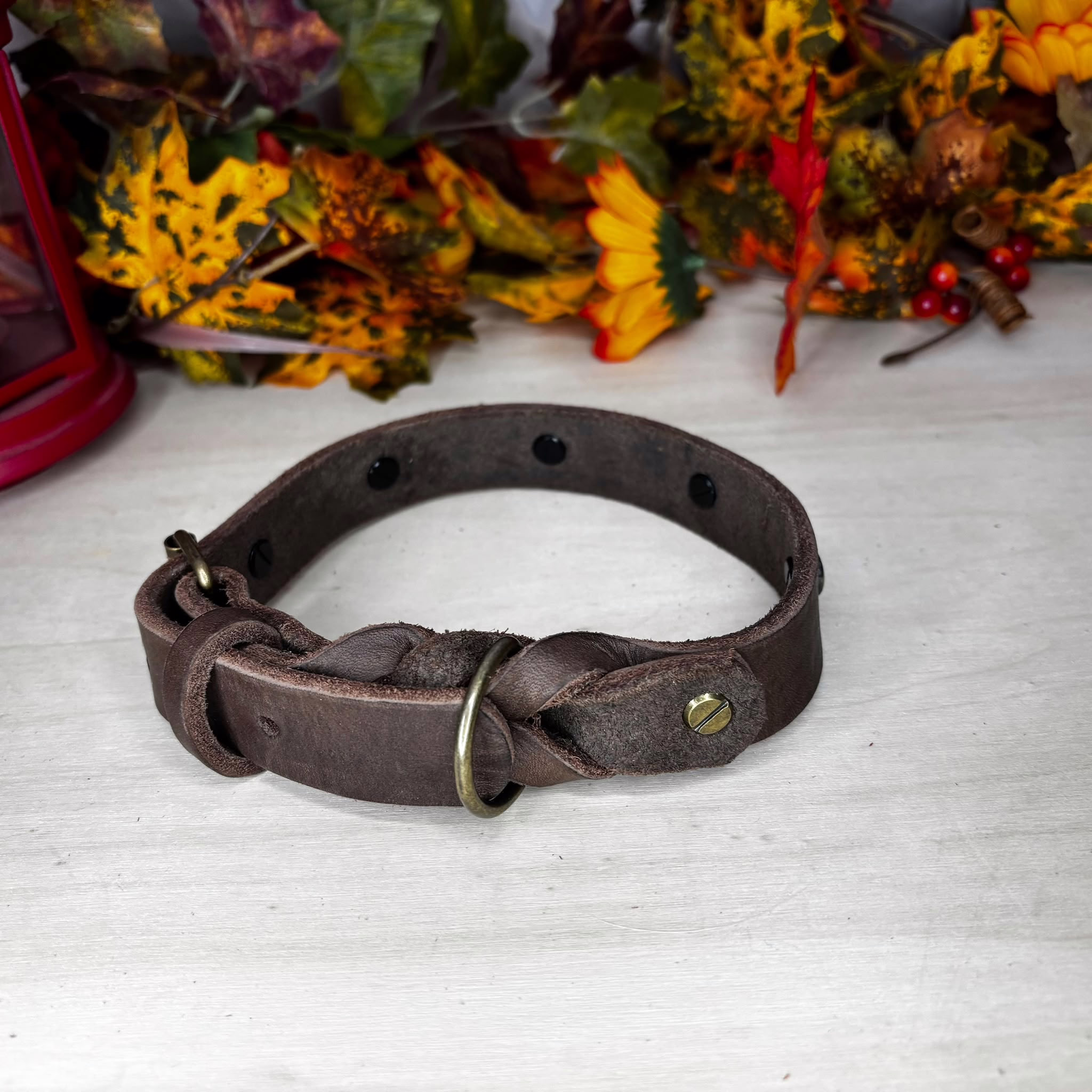 Braunes Fettlederhalsband mit Herzchen 2 Hundehalsband aus braunem Fettleder mit Herzchennieten von der Verschlussseite